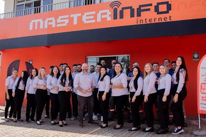 Turma toda MasterInfo em frente à fachada